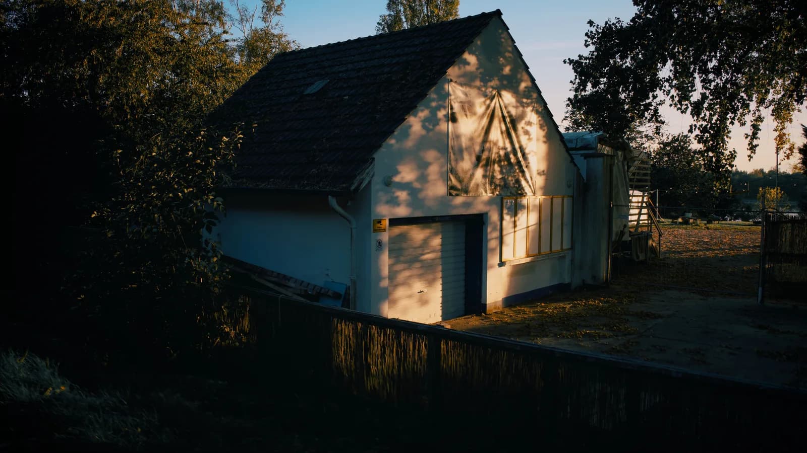Freistehendes Einfamilienhaus im Abendlicht am Ortsrand