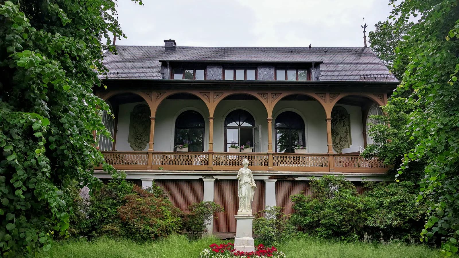 Freistehende Villa mit parkartigem Garten und altem Baumbestand