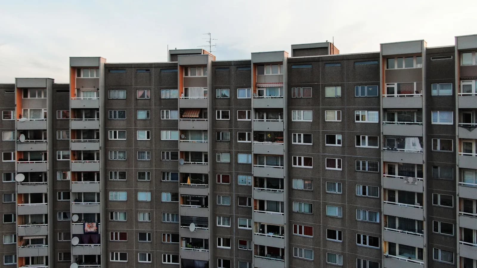 Zeile städtischer Wohngebäude mit Klinkerfassaden entlang einer Straße