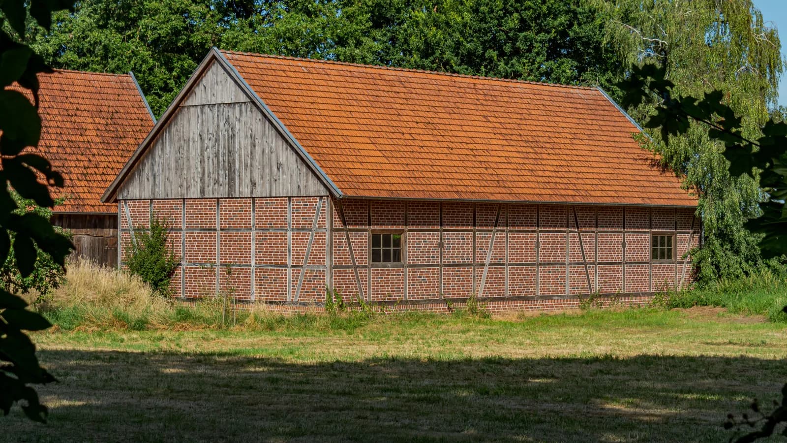 Backsteinscheune in offener Feldlandschaft am Übergang zum Münsterland